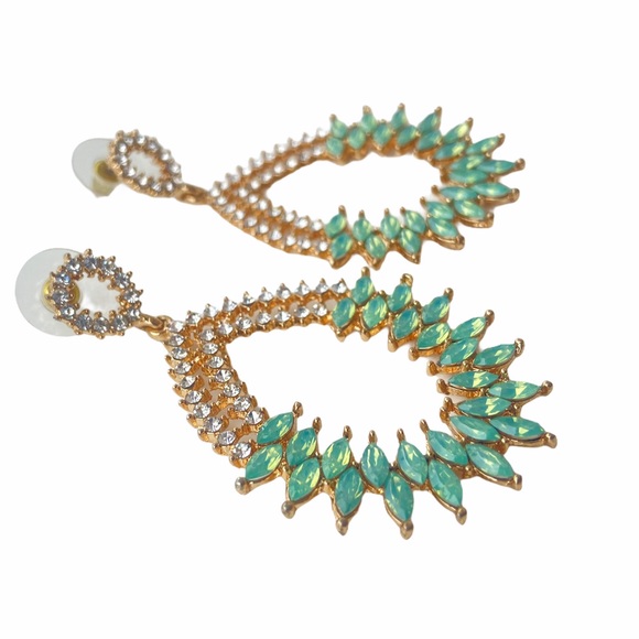 ⭐️ HOST PICK ⭐️ Fancy emerald teardrop earrings - Picture 2 of 6